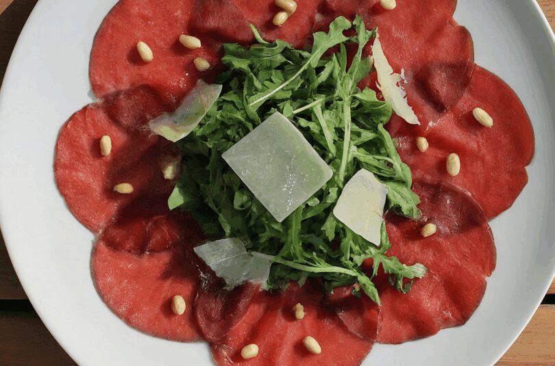 Bresola – Bresaola Carpaccio mit Rucola, Pinienkernen und Parmesan