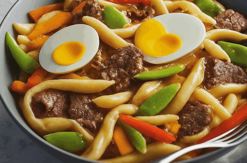 Chinesische Gebratene Nudeln mit Hühnerfleisch, Ei und Gemüse