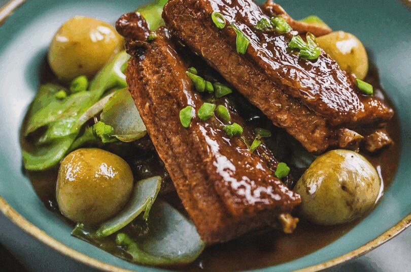 Ching Tu Babyribs mit Pilzen, Kartoffeln und Kailan