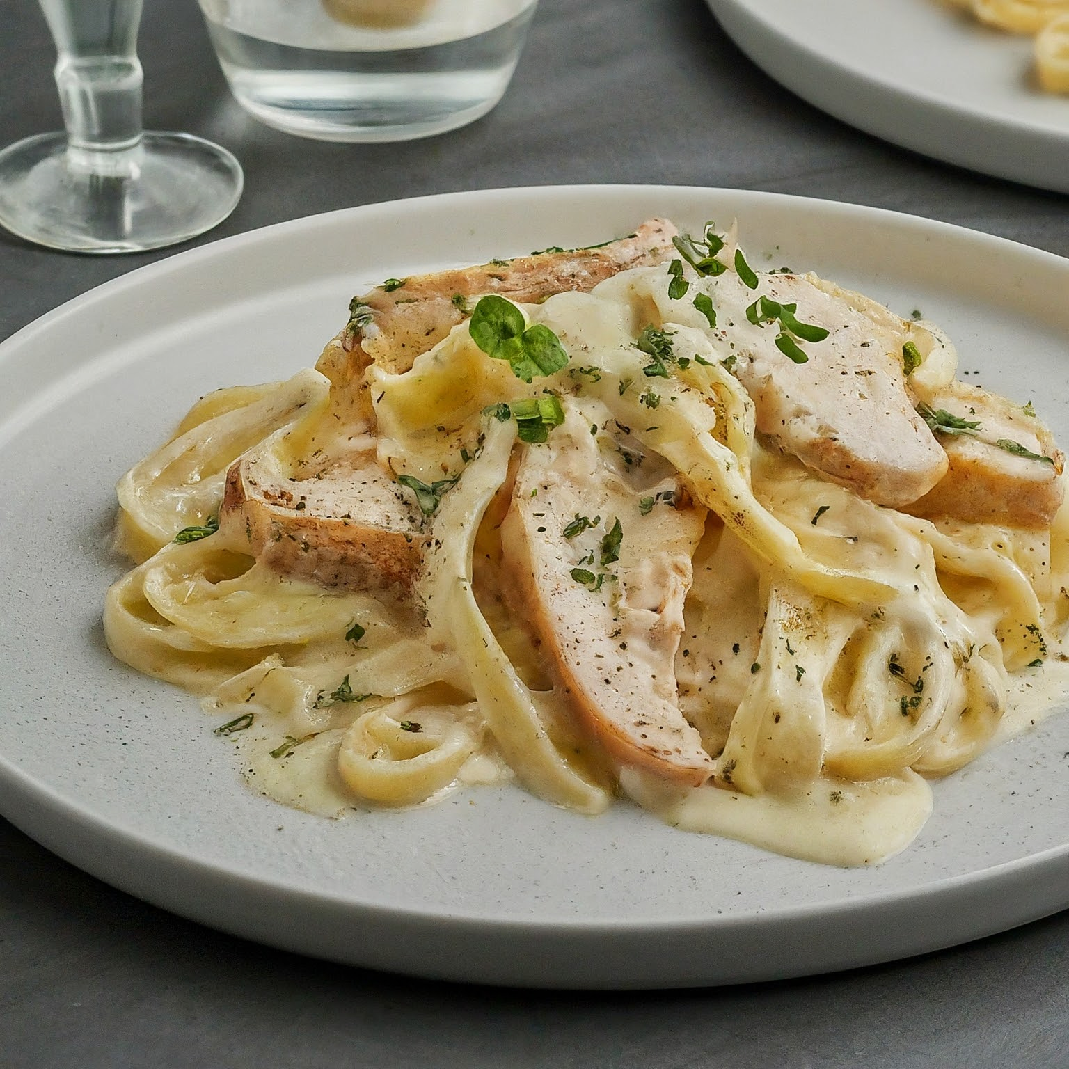 Cremiges-Chicken-Alfredo-nach-Vapiano-Art Cremiges Chicken Alfredo nach Vapiano Art