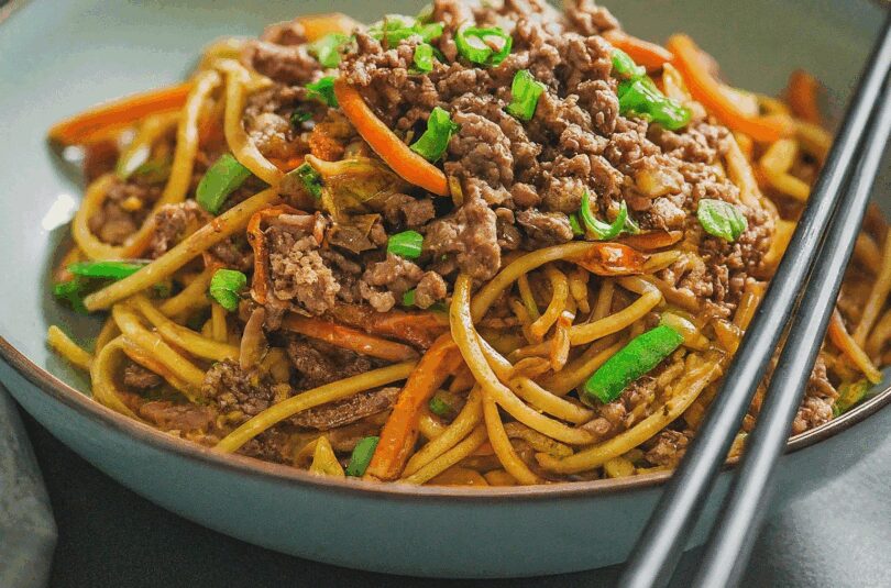 Gebratene Nudeln mit Rindfleisch (Chow Mein)
