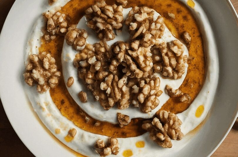 Griechischer Joghurt mit Honig und Walnüssen
