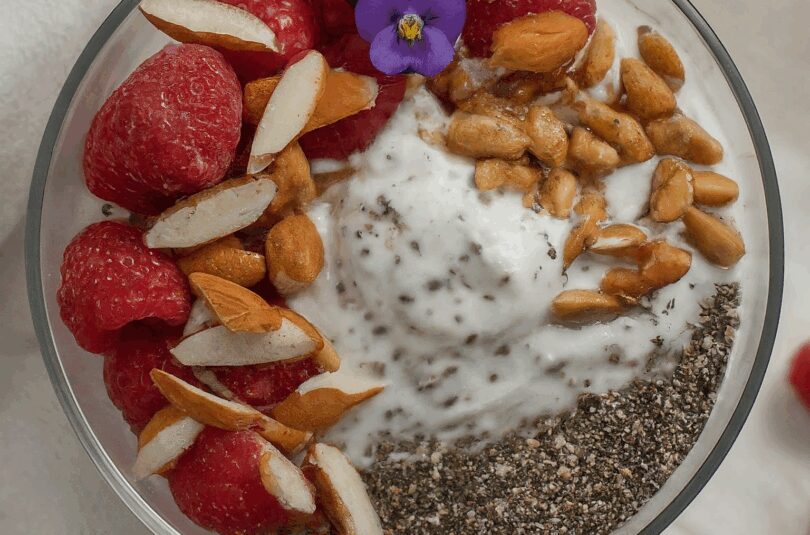 Joghurt-mit-Haferflocken-Chia-und-Leinsamen Joghurt mit Haferflocken, Chia und Leinsamen