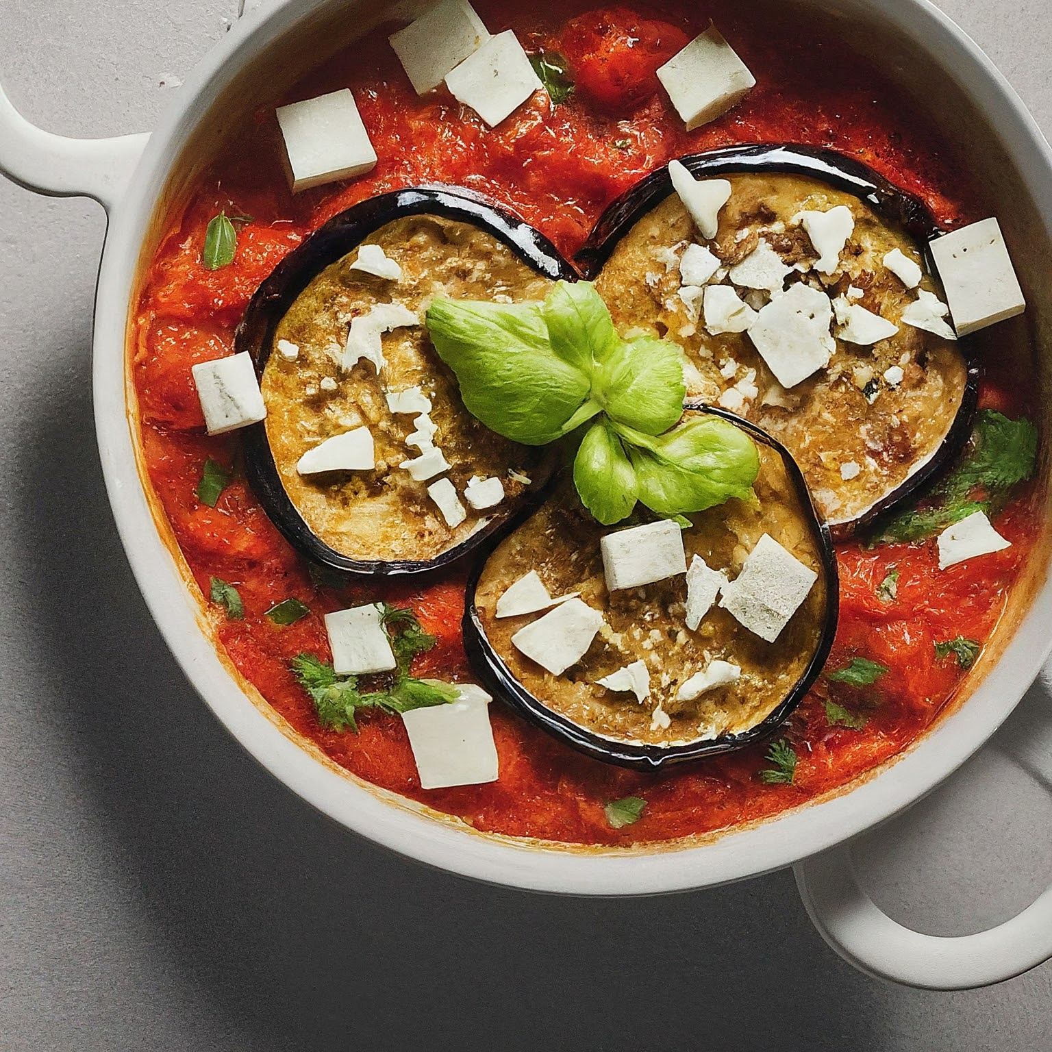 Mediterraner-Auberginenauflauf-mit-Feta Mediterraner Auberginenauflauf mit Feta