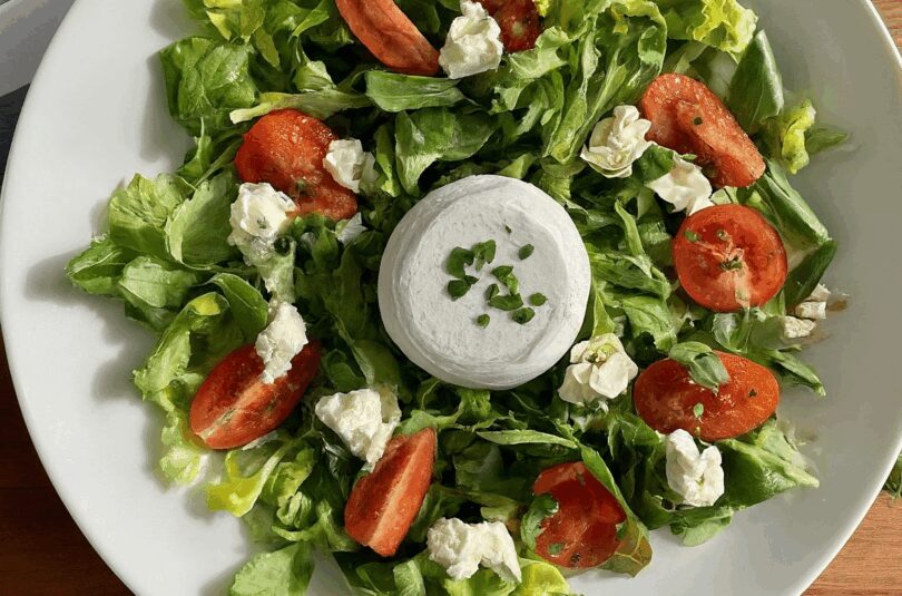 Salat mit körnigem Frischkäse