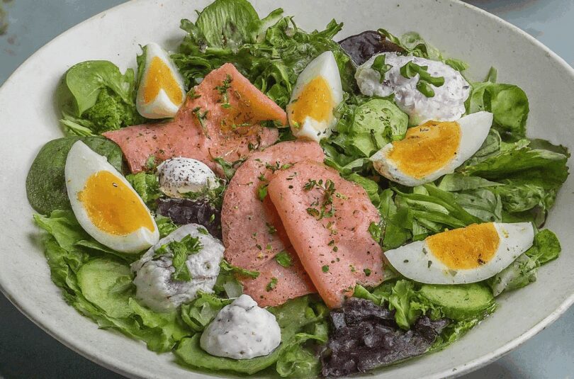 Salat mit Thunfisch – Gemischter Salat mit Thunfisch, Ei und Joghurtdressing