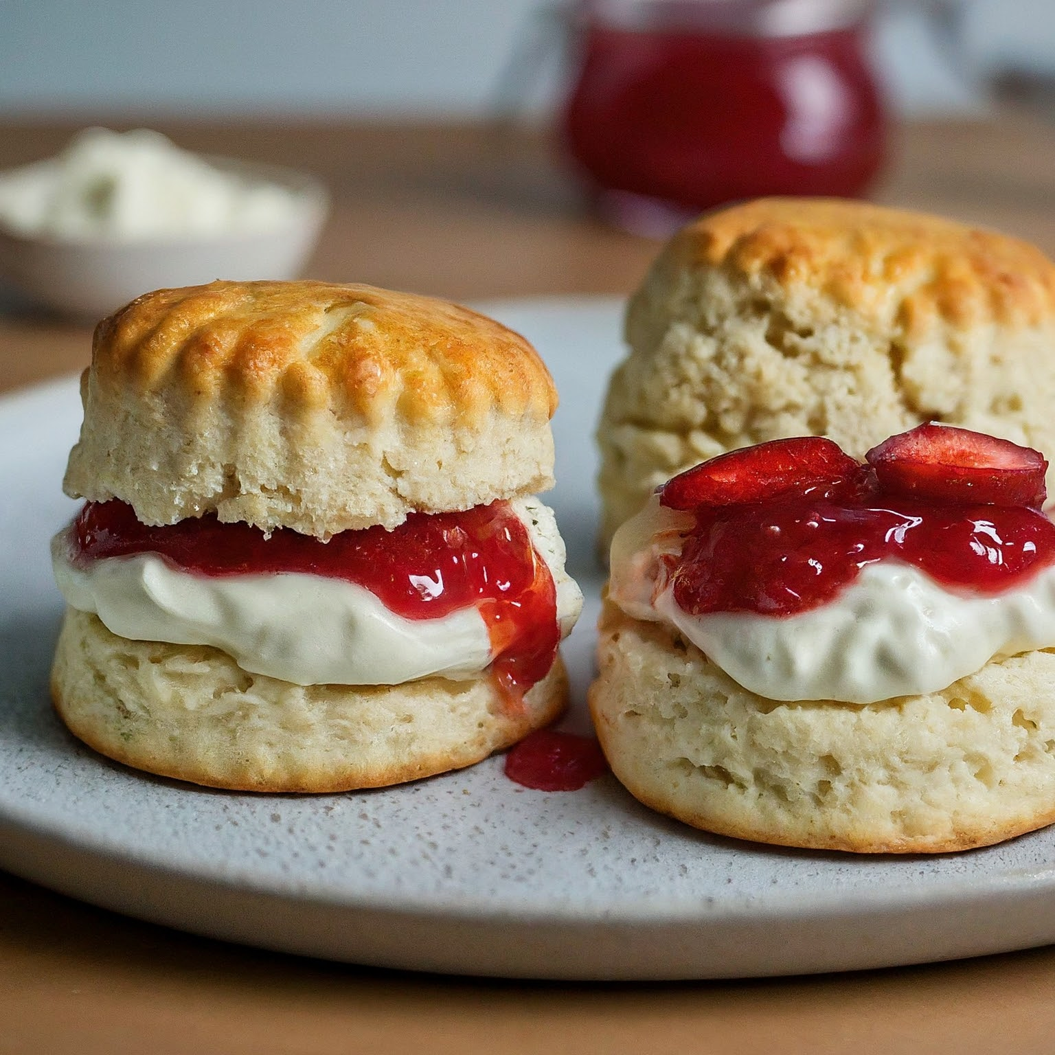 Scones-mit-Clotted-Cream-und-frischer-Erdbeermarmelade Scones mit Clotted Cream und frischer Erdbeermarmelade
