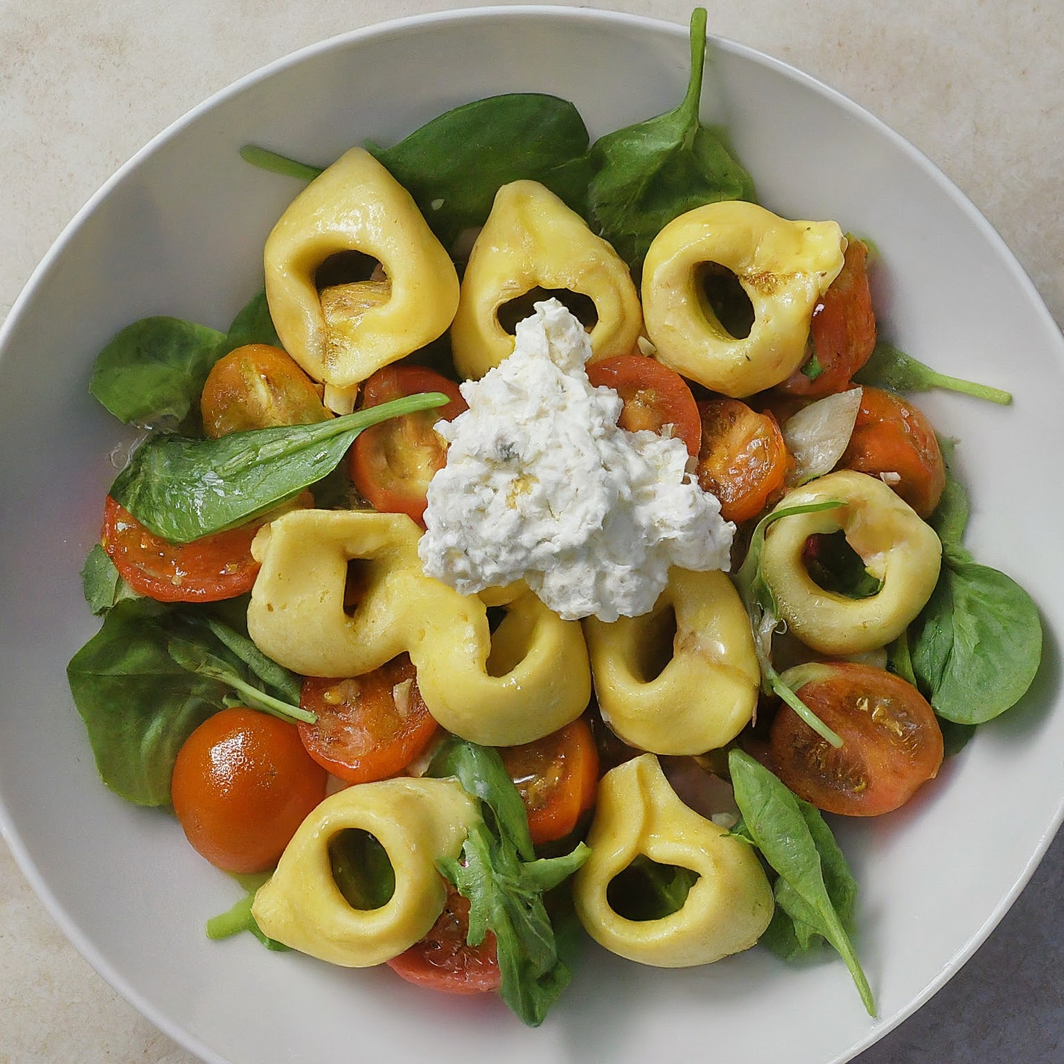 Sommerlicher-Tortellini-Salat-mit-Ricotta Sommerlicher Tortellini Salat mit Ricotta