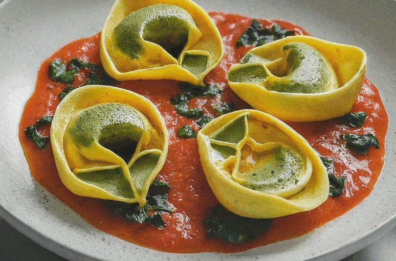 Spinat Ricotta Tortelloni mit frischer Tomatensauce