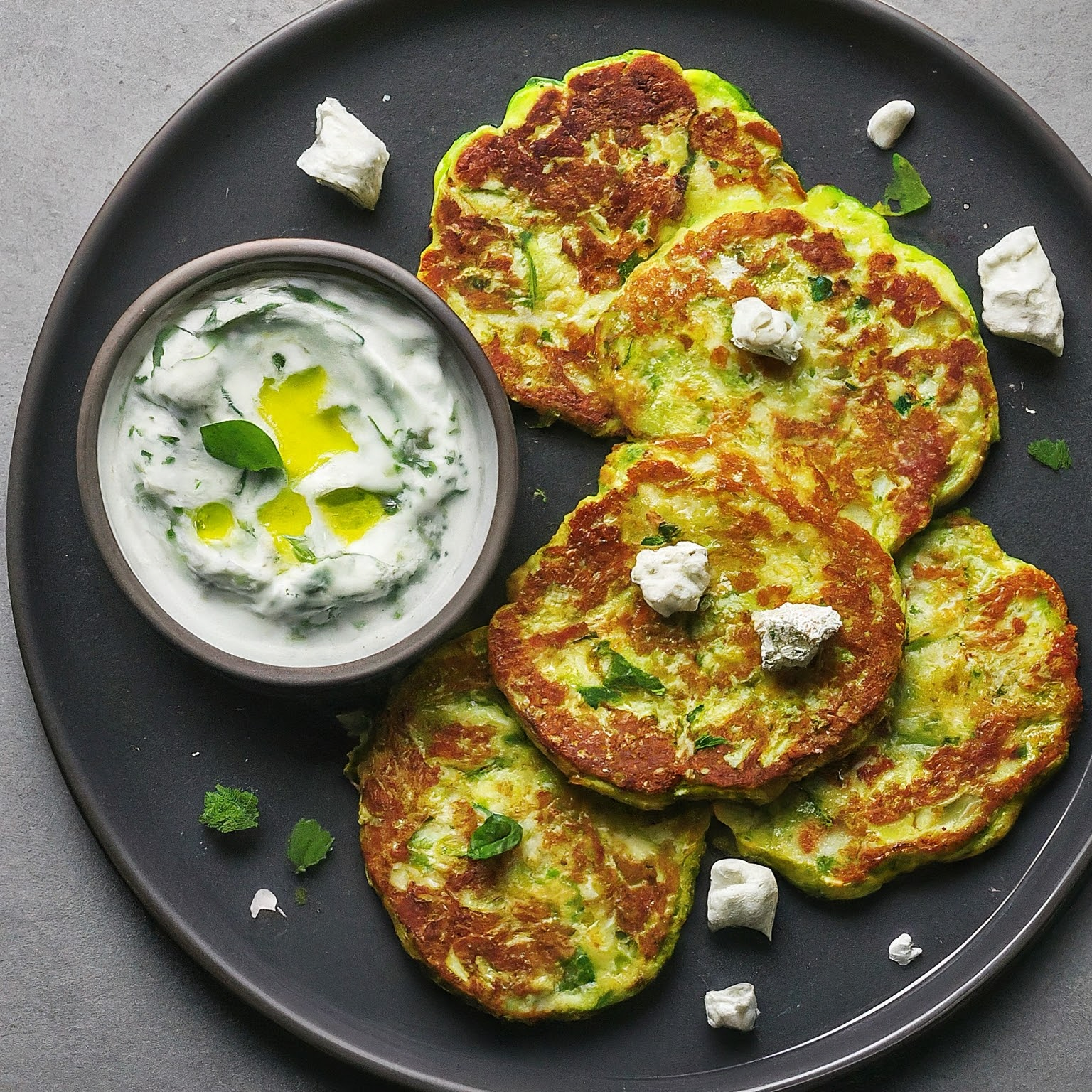 Zucchinipuffer-mit-Feta-und-Tzatziki Zucchinipuffer mit Feta und Tzatziki