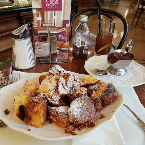 Kaiserschmarrn mit Puderzucker und Zwetschgenröster