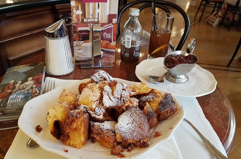 Kaiserschmarrn mit Puderzucker und Zwetschgenröster