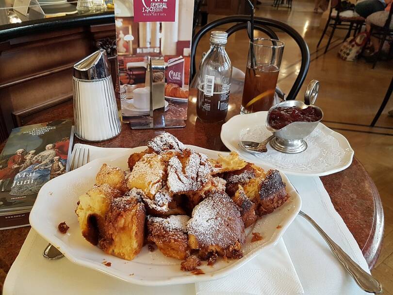 Kaiserschmarrn mit Puderzucker und Zwetschgenröster