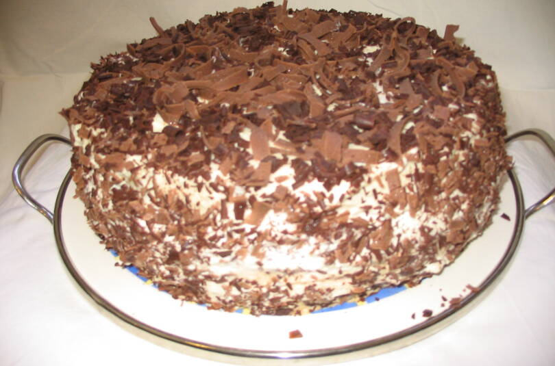 Schwarzwälder Kirschtorte mit Sahne und Kirschen