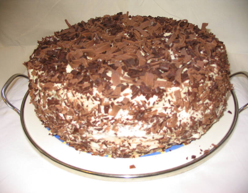 Schwarzwälder Kirschtorte mit Sahne und Kirschen