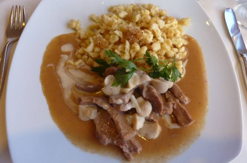 Zürcher Geschnetzeltes in Rahmsauce mit Rösti und Spätzle