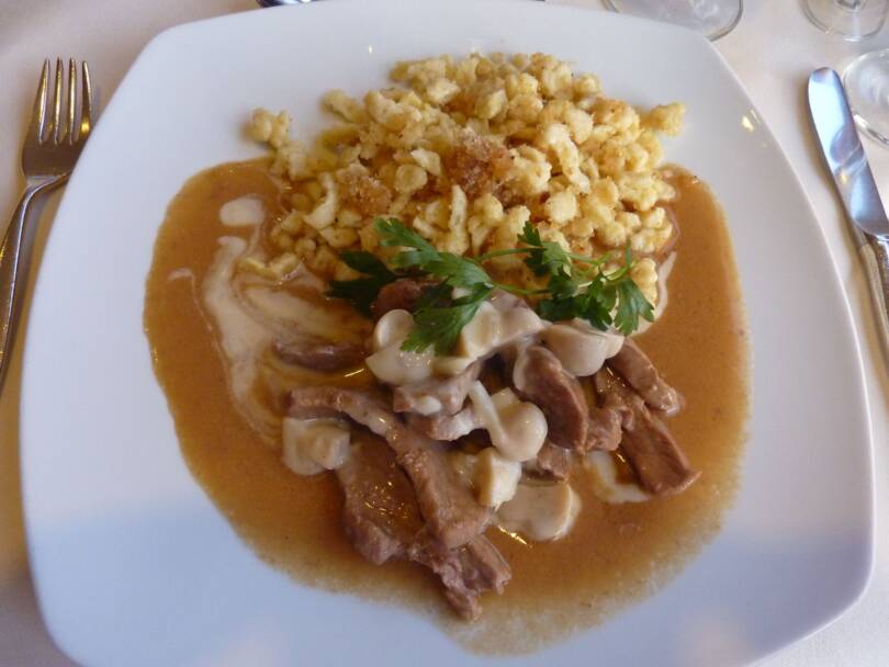Zürcher Geschnetzeltes in Rahmsauce mit Rösti und Spätzle