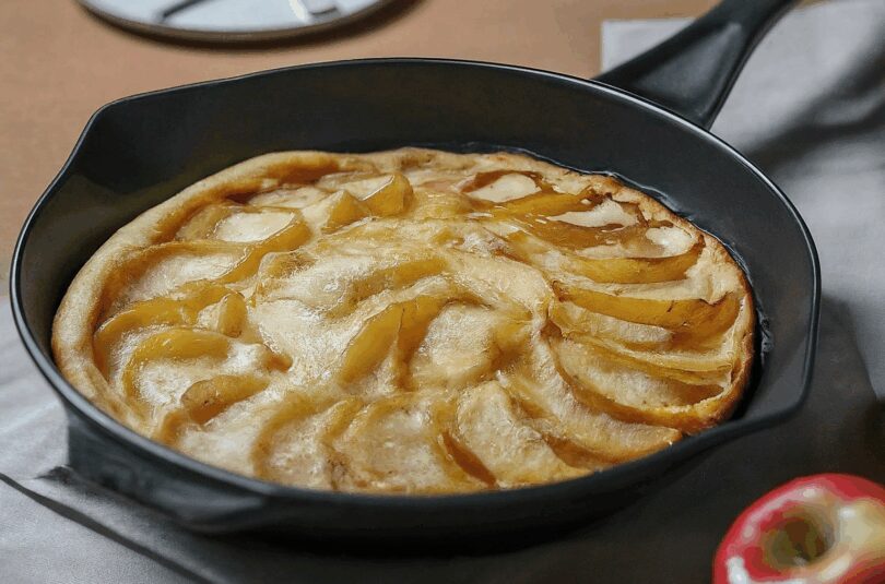 Apfelpfannkuchen in der Pfanne – Apfelpfannkuchen