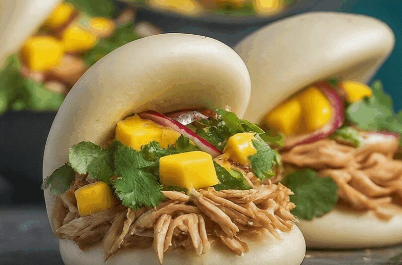 Bao Buns mit Pulled Chicken & Mango-Spitzkohlsalat