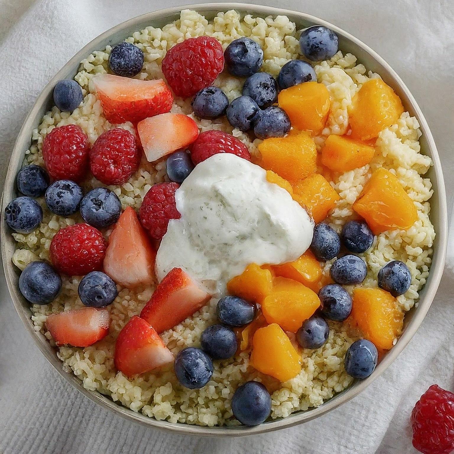 Fruehstuecks-Couscous-mit-Joghurtcreme-und-Fruechten Frühstücks-Couscous mit Joghurtcreme und Früchten