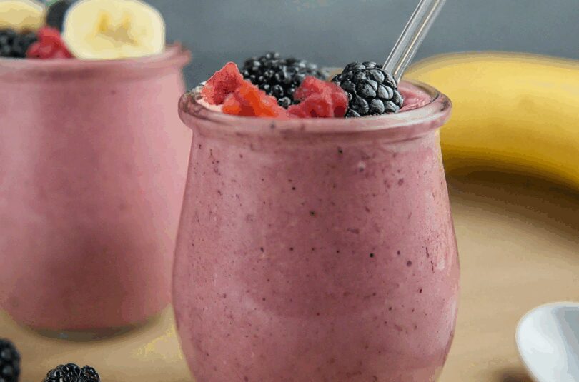 Fruehstuecks-Smoothie-mit-Beeren-und-Banane Frühstücks-Smoothie mit Beeren und Banane