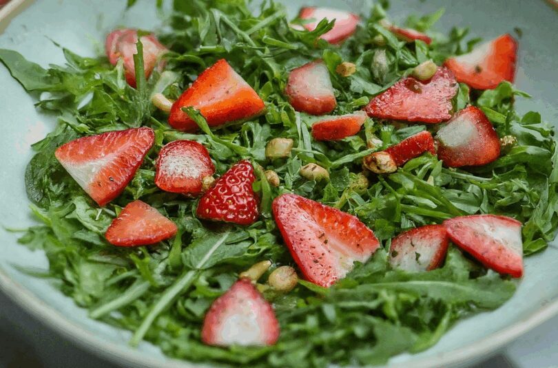 Rucola Erdbeer Salat – Basilikum Rucolasalat mit Erdbeeren