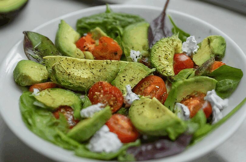 Salat mit Avocado – Tomaten Avocado Salat mit Senfdressing