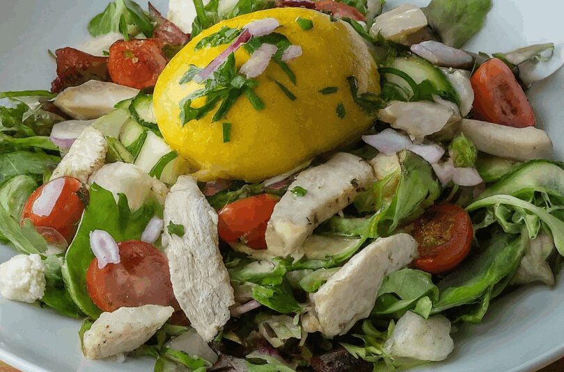 Sommerlicher Salat mit Hähnchenbrust