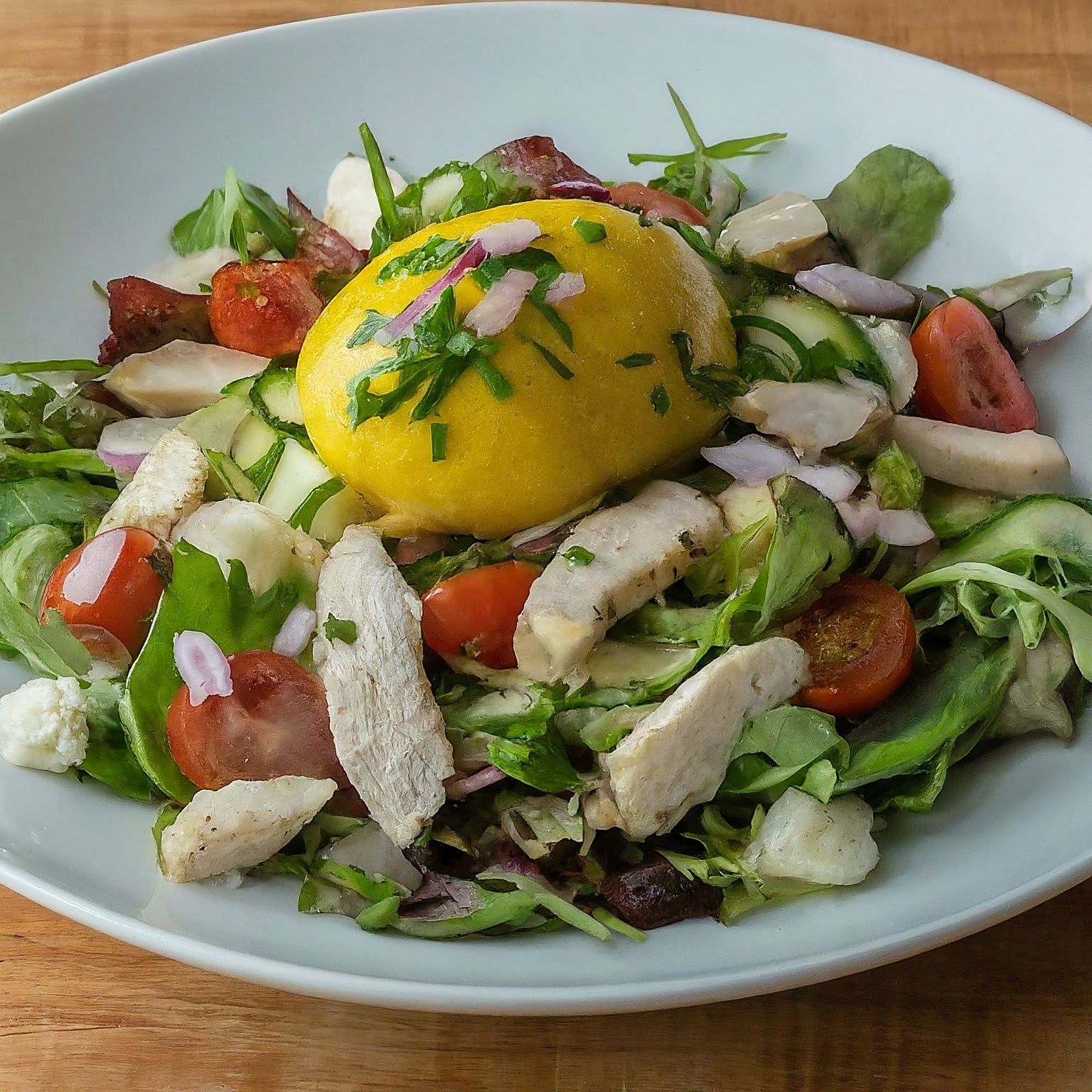 Sommerlicher-Salat-mit-Haehnchenbrust Sommerlicher Salat mit Hähnchenbrust