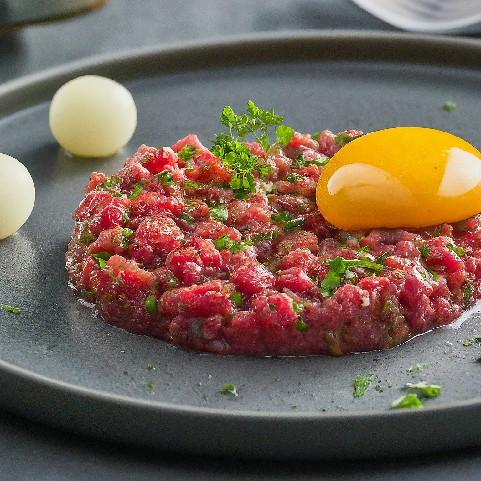 Steak-Tatar-–-Ein-Klassiker-der-deutschen-Kueche Steak Tatar – Ein Klassiker der deutschen Küche
